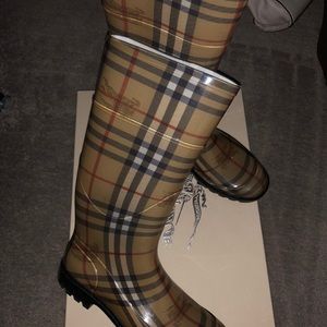Burberry rain boot. Uk 5